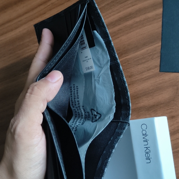 Calvin Klein Wallet - Picture 4 of 4